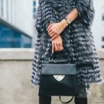 黒い鞄を持つ人